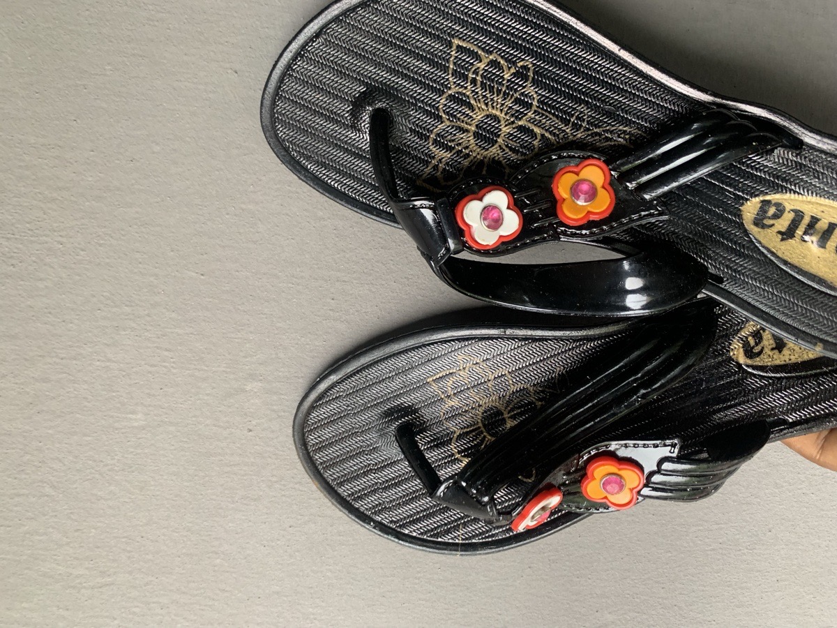 rubber slippers size (39)